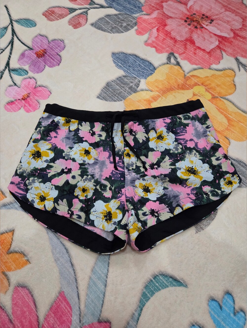 Love Riche Floral Shorts Size Large